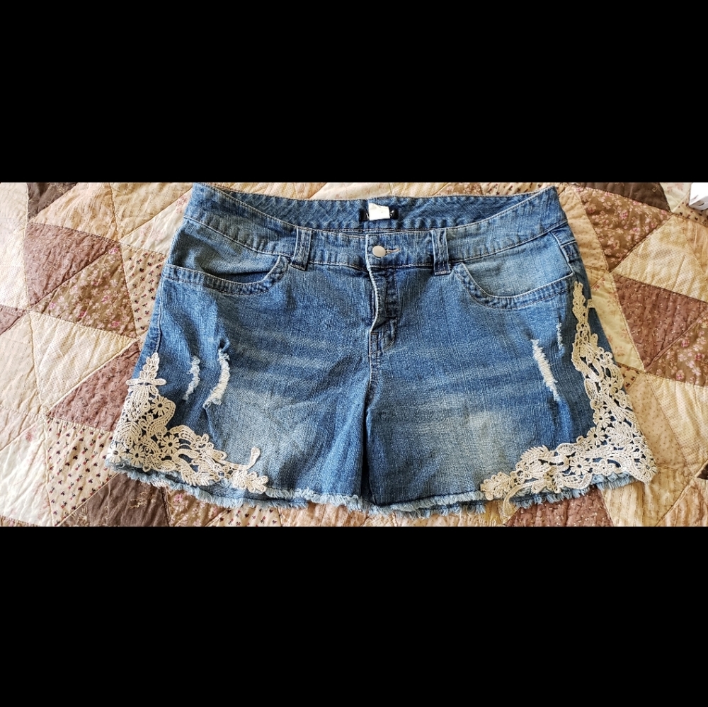 *Venus* Jean and Lace Embroided Shorts